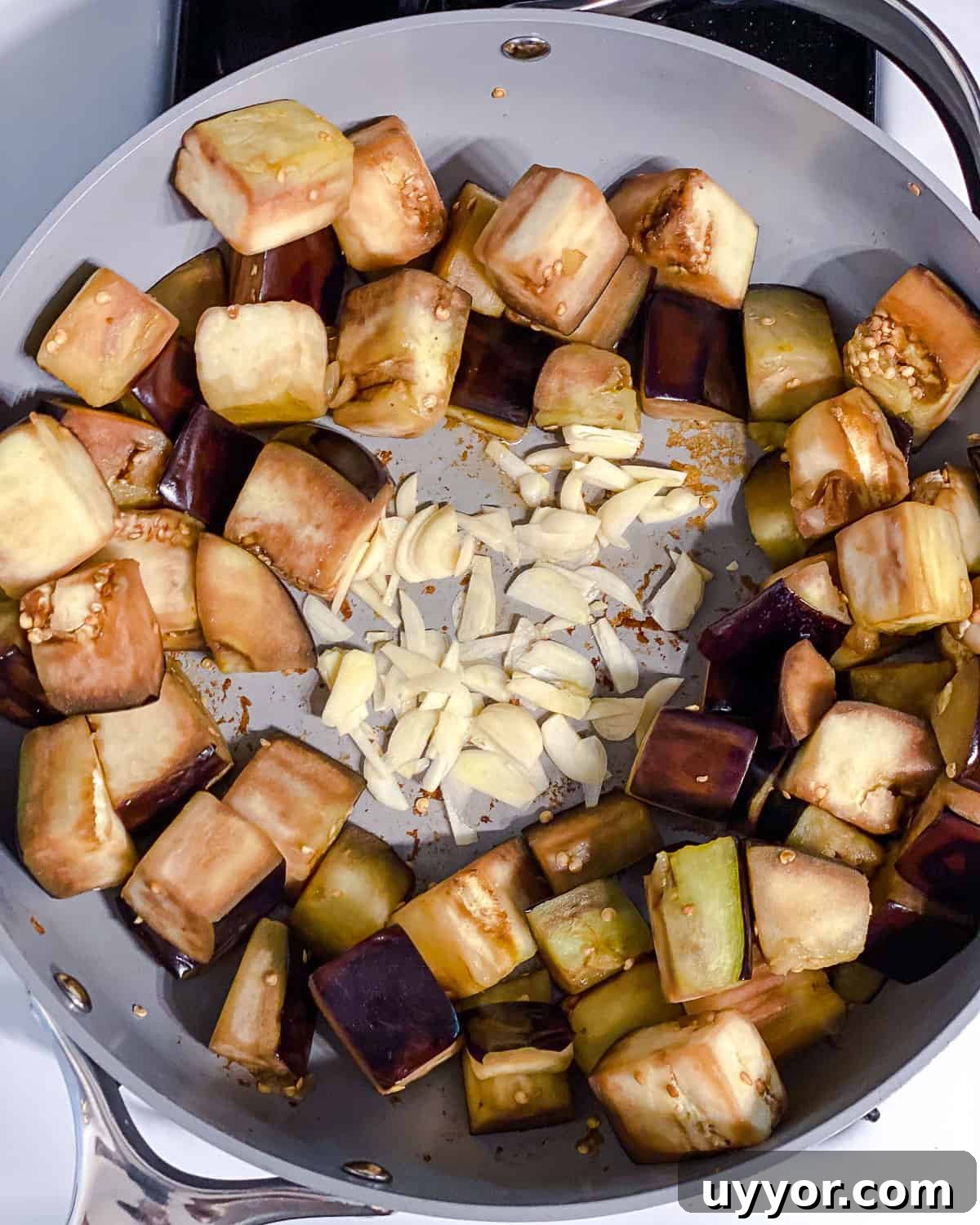 process shot post adding garlic to pan
